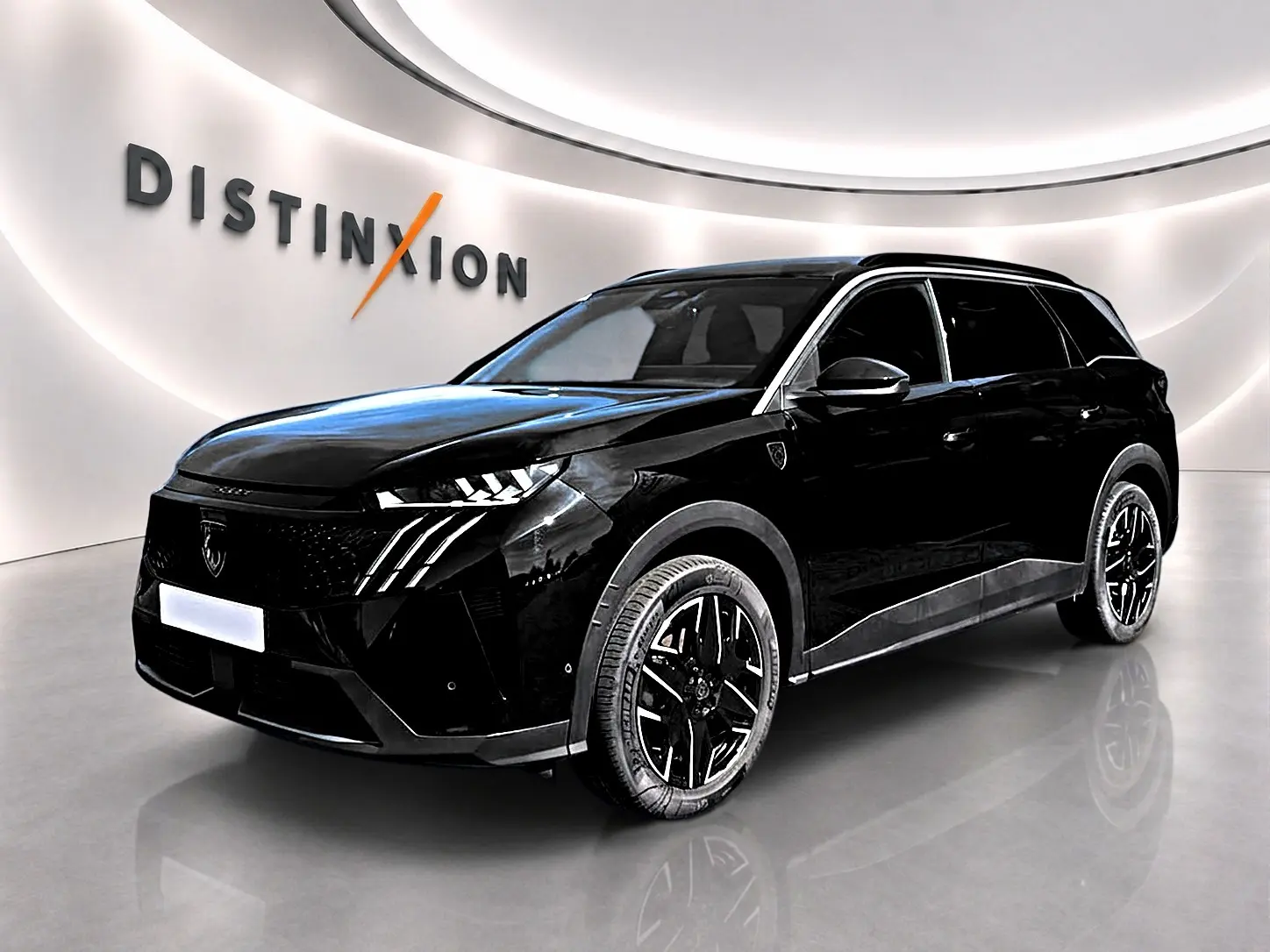 Peugeot 5008 Hybrid 145 GT noir en 3/4 avant droit, avec jantes alu et phares LED distinctifs.