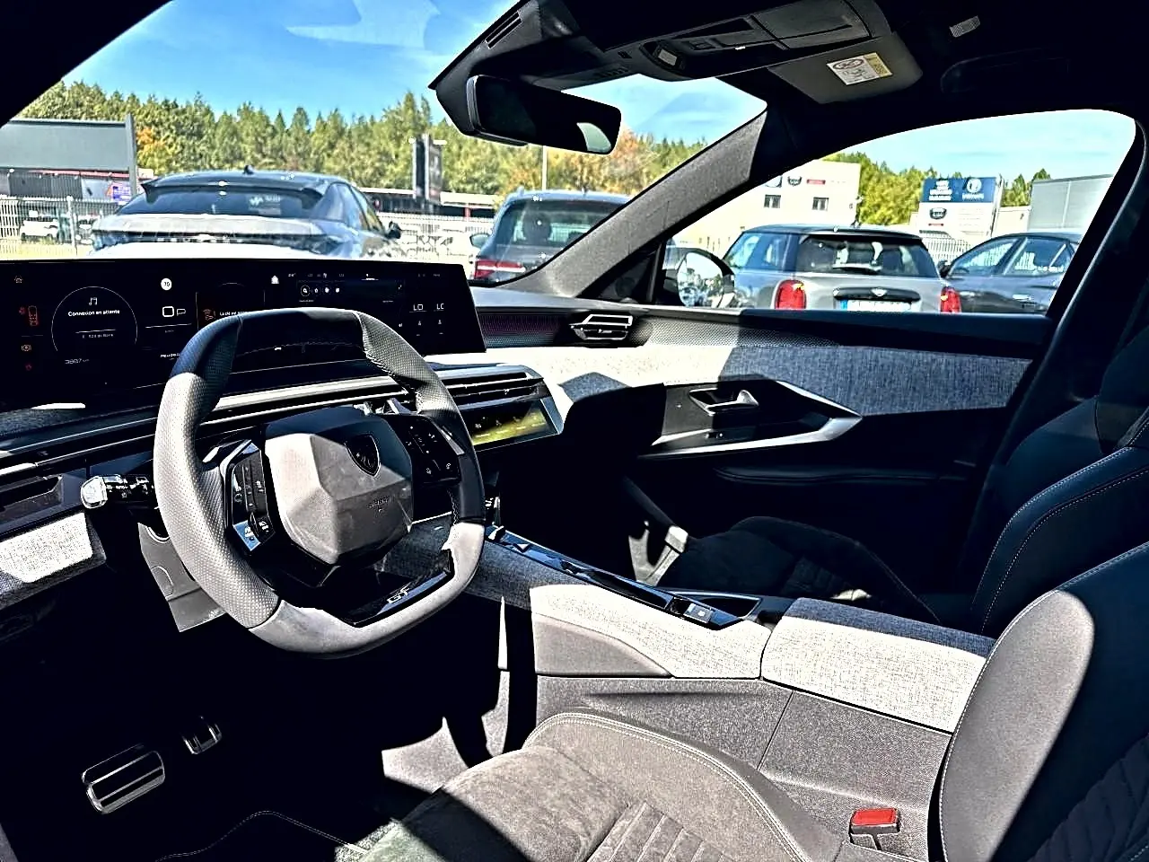 Intérieur du Peugeot 5008 Hybrid 145 GT vu côté conducteur, volant multifonction et tableau de bord numérique.