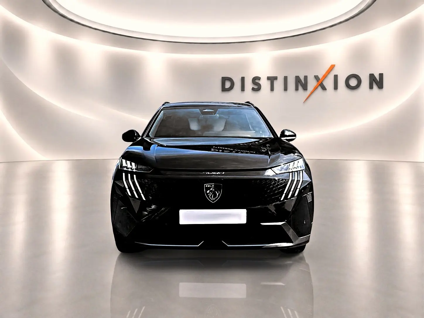 Vue avant d'un Peugeot 5008 noir 2025 avec phares LED et calandre distinctive dans un showroom lumineux.