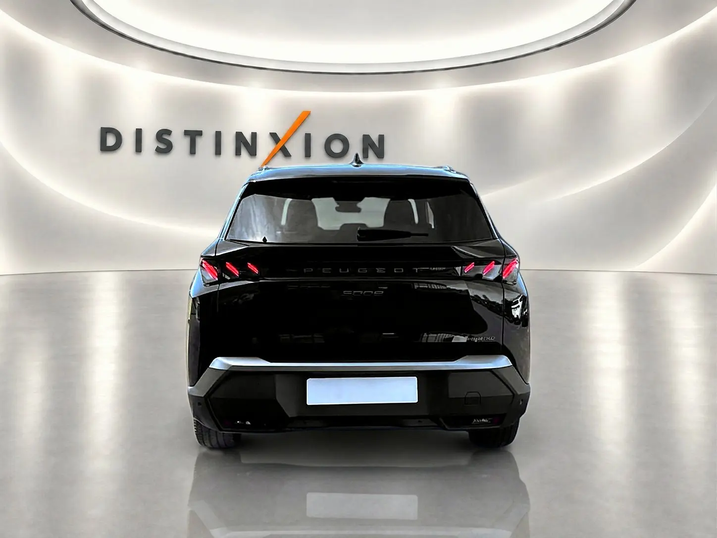 Vue arrière d’un Peugeot 5008 Hybrid 145 GT noir brillant, avec feux arrière LED et logo distinctif au centre.