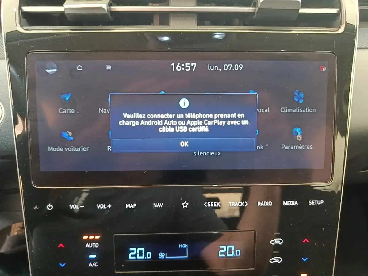 Écran tactile central du Hyundai Tucson bleu 2021 affichant un message de connexion Android Auto ou Apple CarPlay.