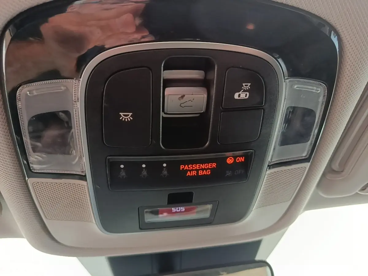 Vue en gros plan du panneau de commandes de plafonnier intérieur du Hyundai Tucson 2021, avec indication airbag passager activé.