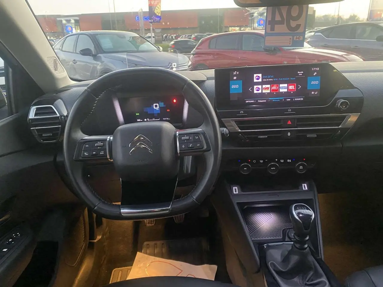 Intérieur de la Citroën C4 2021, vue de face sur le volant, tableau de bord numérique et écran tactile central.