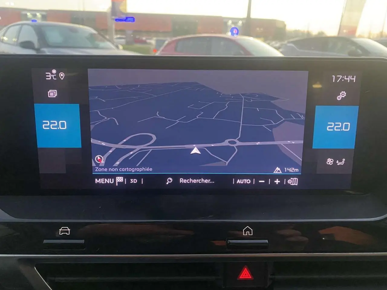 Écran tactile central du tableau de bord de la Citroën C4 blanche affichant la navigation et la climatisation à 22°C.