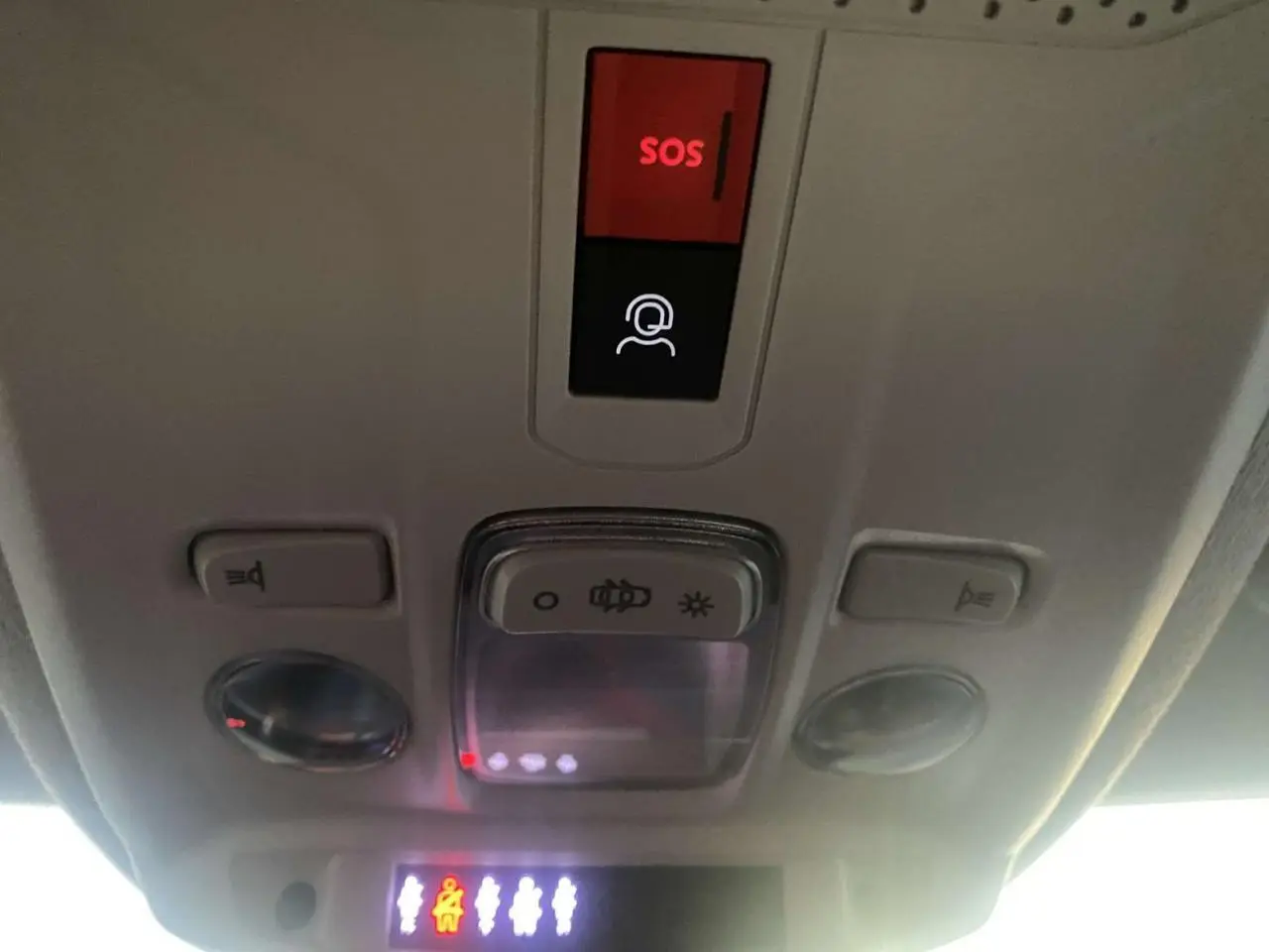 Vue intérieure du plafonnier de la Citroën C4 blanche 2021 avec bouton SOS et commandes d'éclairage.