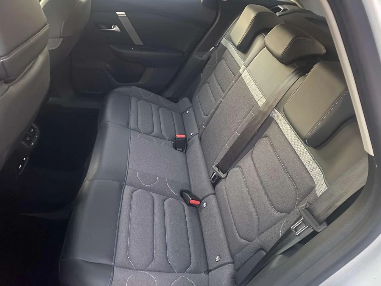 Vue intérieure côté droit des sièges arrière gris et noir de la Citroën C4 blanche de 2021.