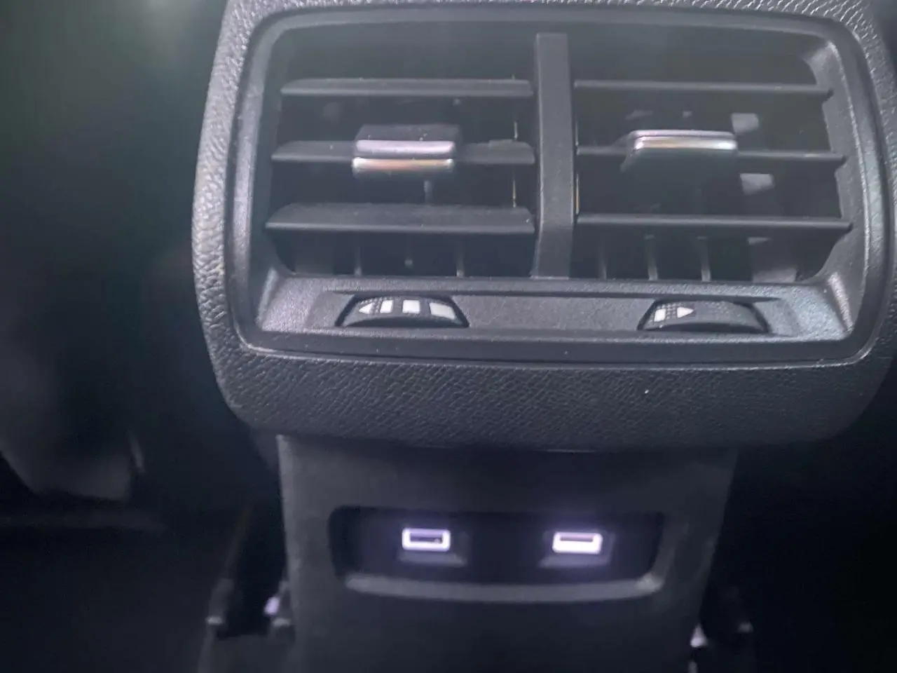 Prises USB arrière éclairées sous les aérateurs noirs dans l'habitacle de la Citroën C4 blanche 2021.