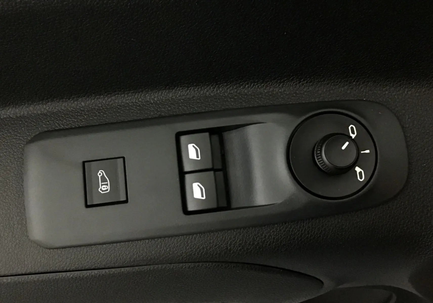 Gros plan sur les commandes de réglage des rétroviseurs et des vitres électriques côté conducteur du Peugeot Partner blanc 2025.