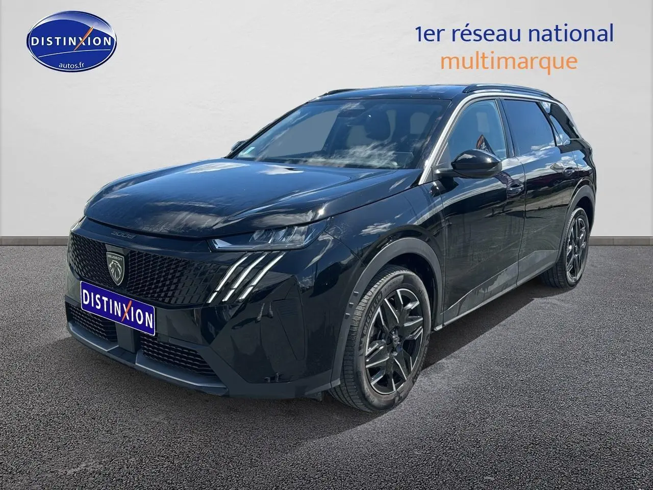 Peugeot 5008 noir en 3/4 avant droit, avec calandre distinctive et jantes alu noires brillantes.