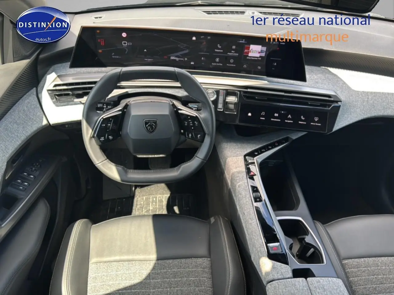 Vue intérieure avant du Peugeot 5008 Hybrid 145 allure e-dcs6 2025, volant cuir et double écran tactile intégrés.