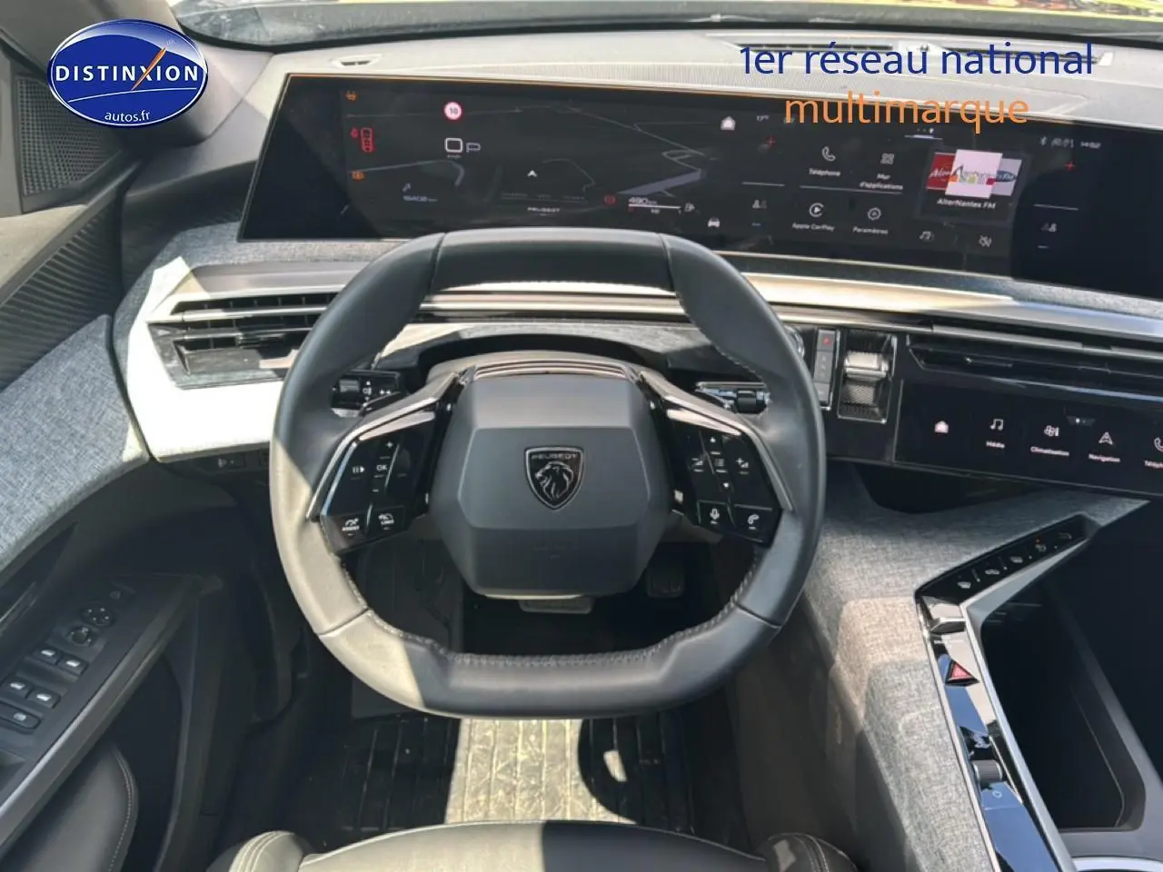 Vue intérieure centrée sur le volant cuir et le tableau de bord numérique du Peugeot 5008 noir 2025 Hybrid 145 allure.
