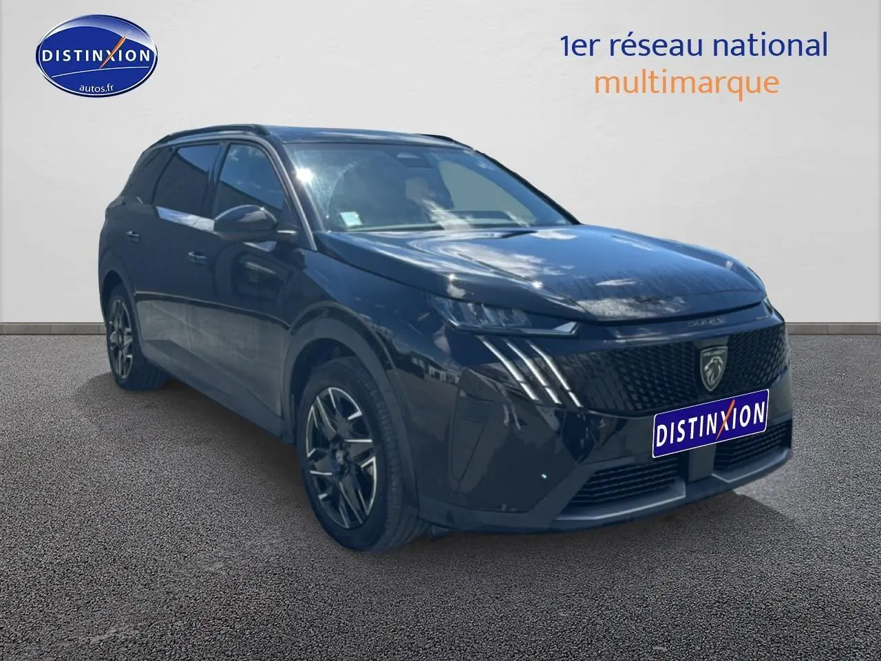 Peugeot 5008 Hybrid 145 allure e-dcs6 noir en 3/4 avant droit avec calandre distinctive et jantes alu.