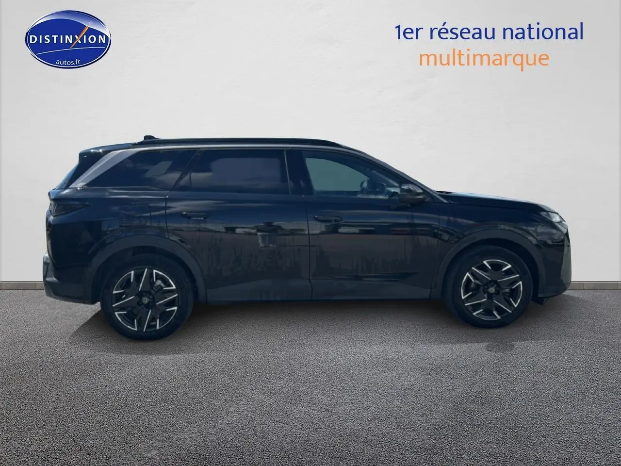 Peugeot 5008 Hybrid 145 allure e-dcs6 noir, vue profil côté gauche sur fond neutre, jantes alu distinctives.