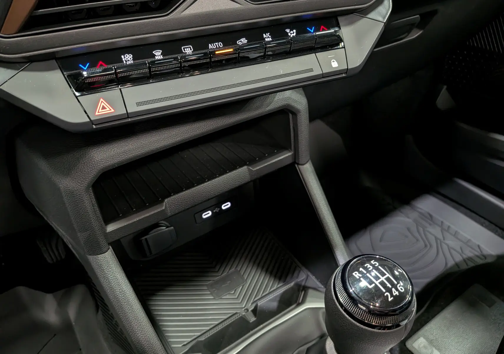 Gros plan sur la console centrale du Dacia Bigster 2026, mettant en valeur le levier de vitesses manuel et les commandes climatiques.