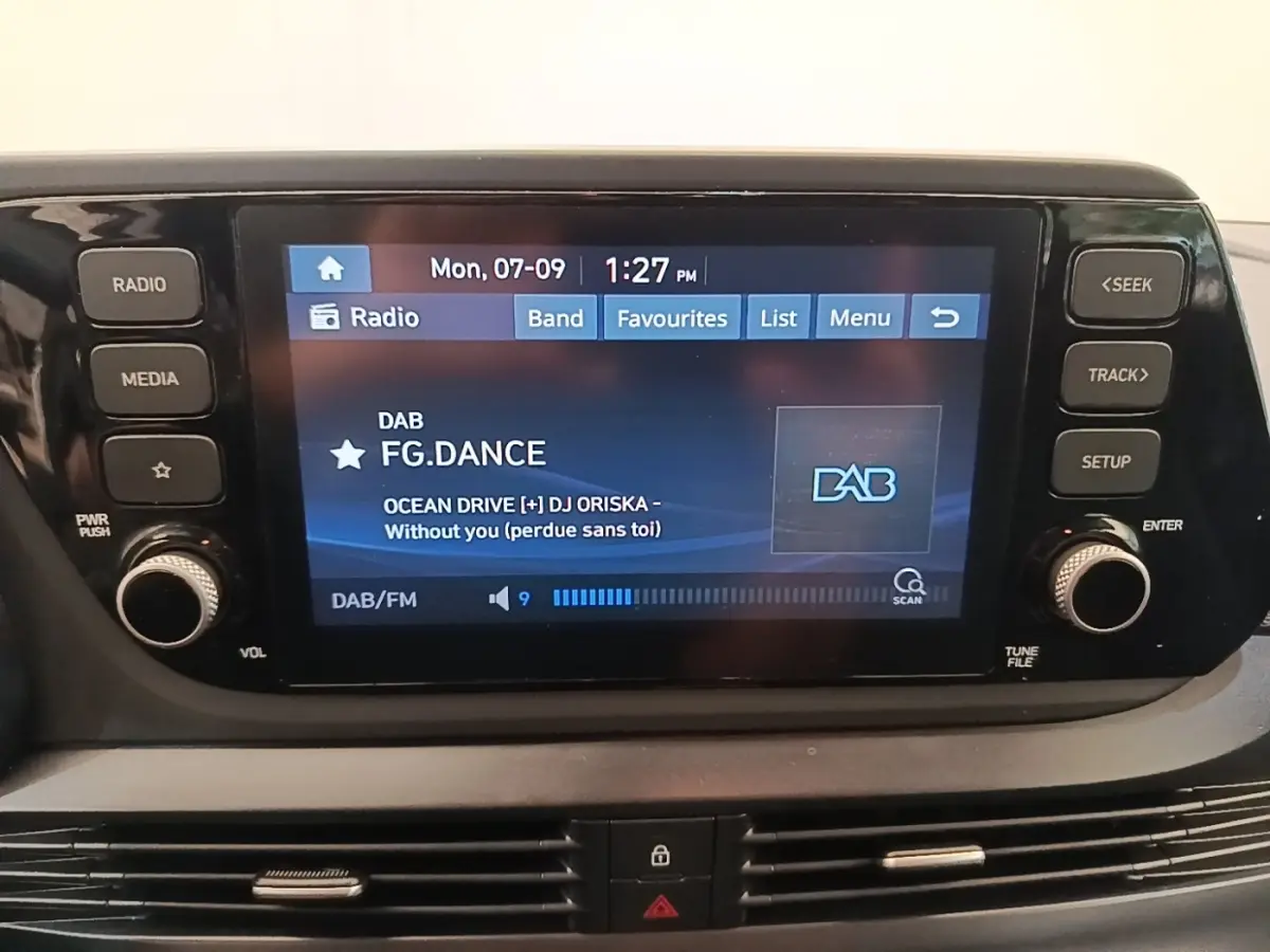 Écran tactile central du tableau de bord du Hyundai Bayon 2024 affichant la radio DAB FG.DANCE.