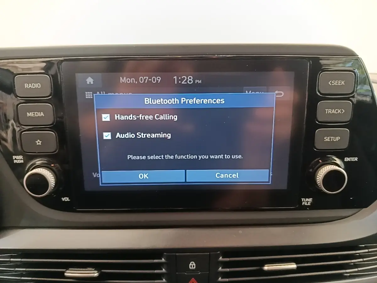 Écran tactile central de la Hyundai Bayon 2024 affichant les préférences Bluetooth pour appels mains libres et streaming audio.