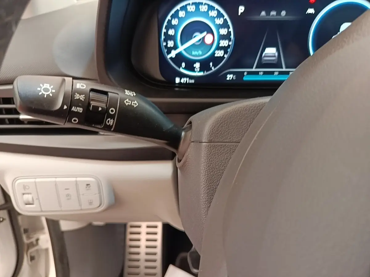 Gros plan sur le combiné d'instruments numérique et la commande d'éclairage à gauche du volant du Hyundai Bayon 2024.