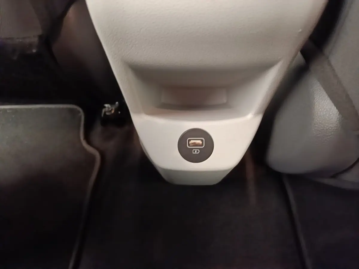 Prise USB arrière intégrée au bas de la console centrale, intérieur noir et gris du Hyundai Bayon 2024.