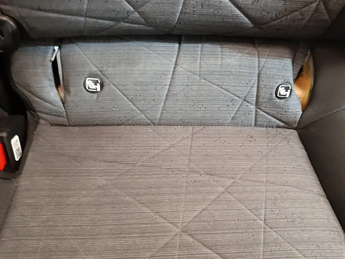 Vue rapprochée de la banquette arrière grise du Hyundai Bayon 2024 avec fixations Isofix visibles.