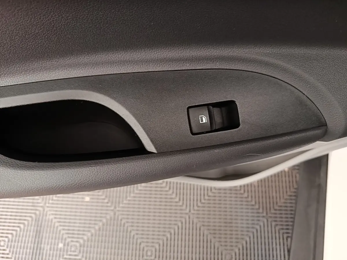 Gros plan sur la commande de verrouillage de porte côté conducteur de la Hyundai Bayon blanche 2024.