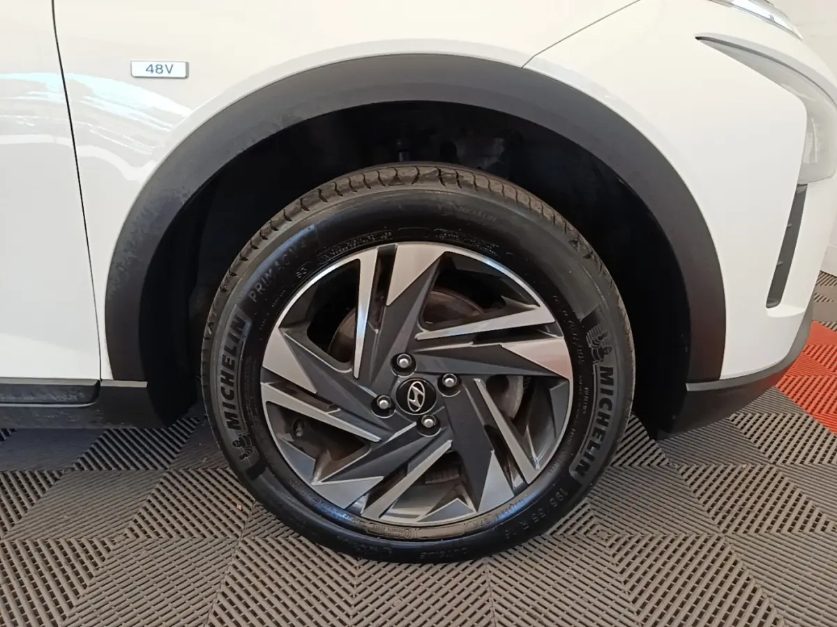 Gros plan sur la roue avant droite blanche du Hyundai Bayon 2024 avec jante alliage et badge 48V visible sur l'aile.