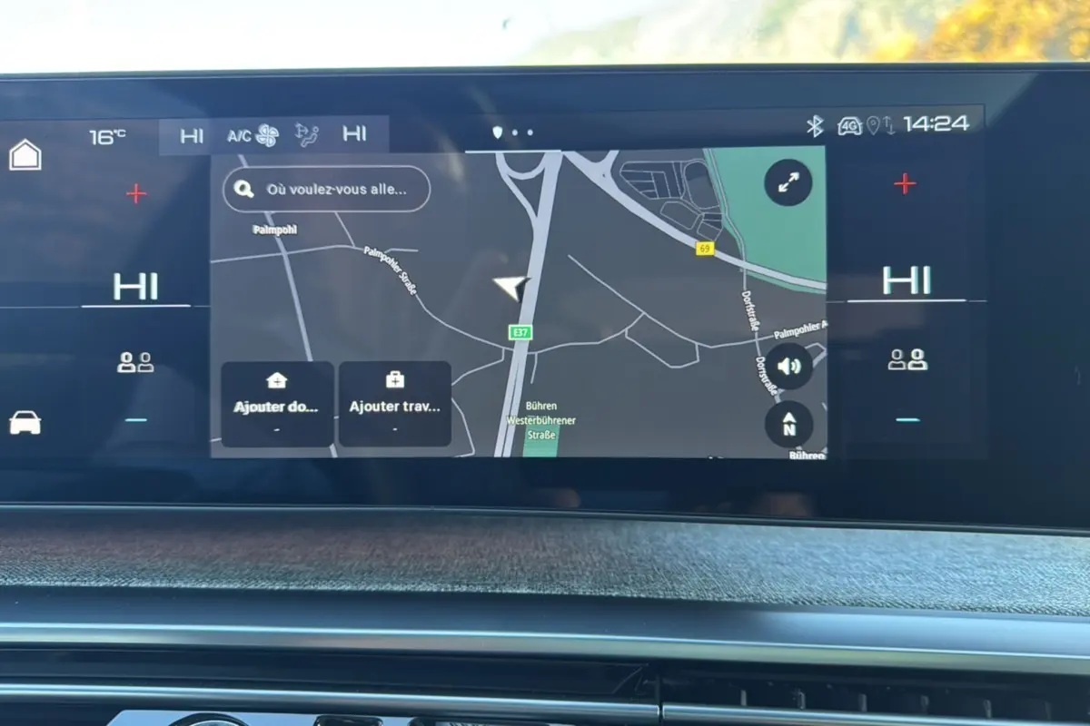 Écran tactile central du tableau de bord du Peugeot 3008 Hybrid 2024 affichant la navigation et la climatisation.