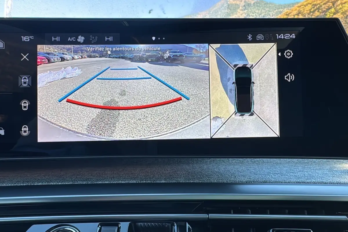 Écran multimédia du Peugeot 3008 Hybrid 136 GT Plus montrant la caméra de recul et la vue 360° intérieure.
