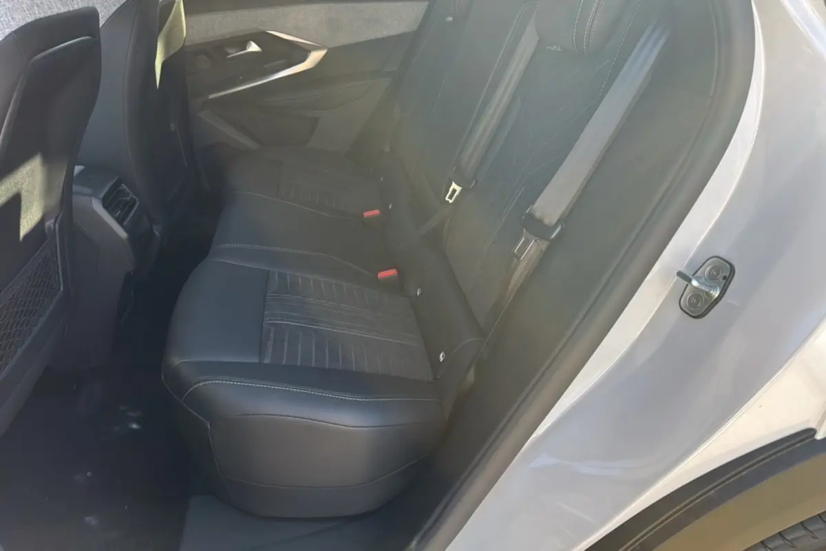 Vue côté gauche de la banquette arrière en cuir noir du Peugeot 3008 Hybrid 136 GT Plus blanc okénite 2024.