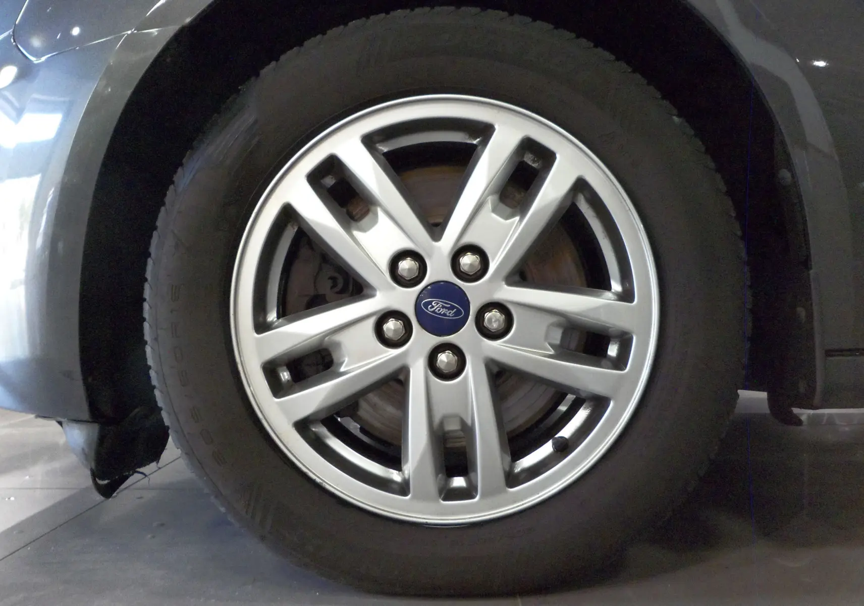 Gros plan sur la roue avant droite en alliage du Ford Grand Tourneo Connect gris Magnetic de 2020.