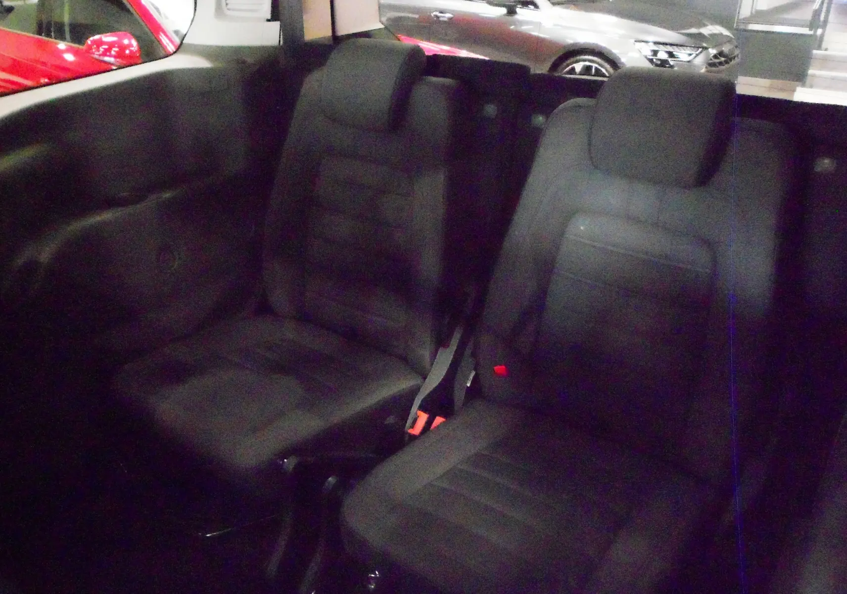 Vue intérieure sur les sièges arrière en tissu gris foncé du Ford Grand Tourneo Connect 2020, version Titanium 7 places.