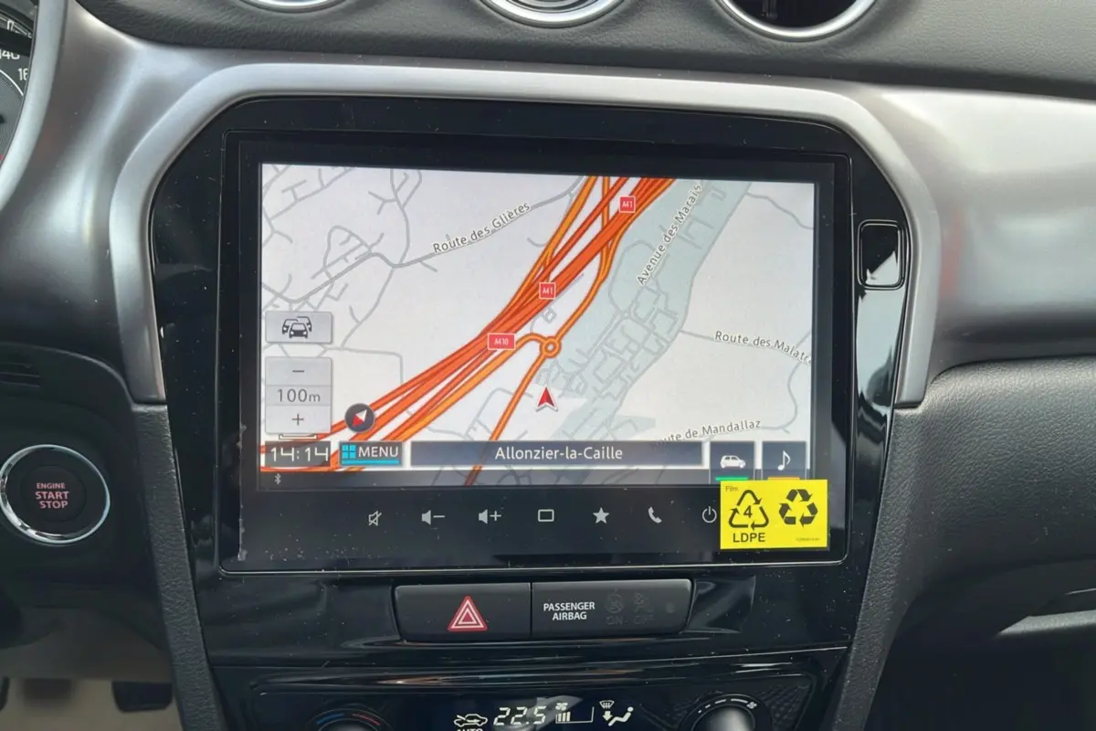 Écran tactile central avec navigation GPS dans l'habitacle du Suzuki Vitara 2025, finition Privilège.