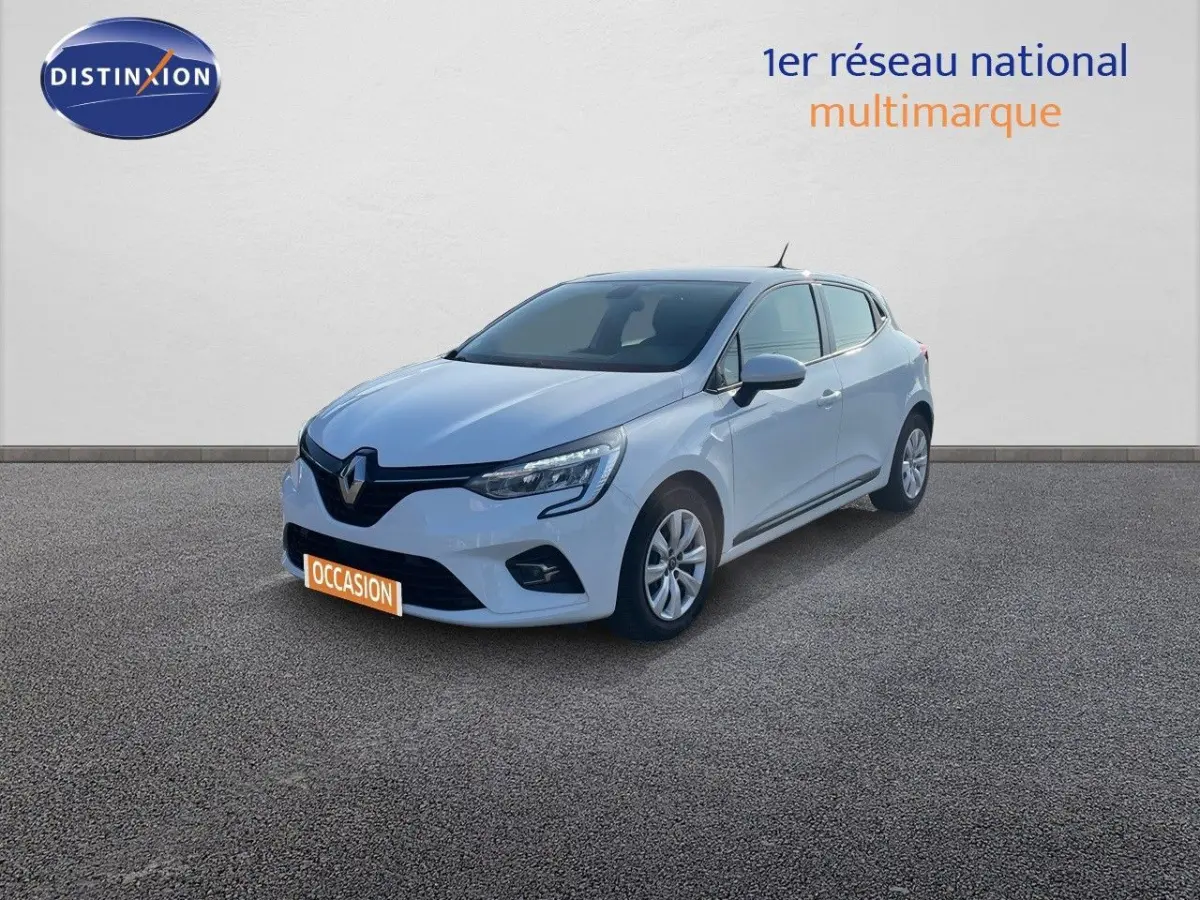 Renault Clio blanche vue en 3/4 avant droit, avec phares LED et logo distinctif sur calandre noire.
