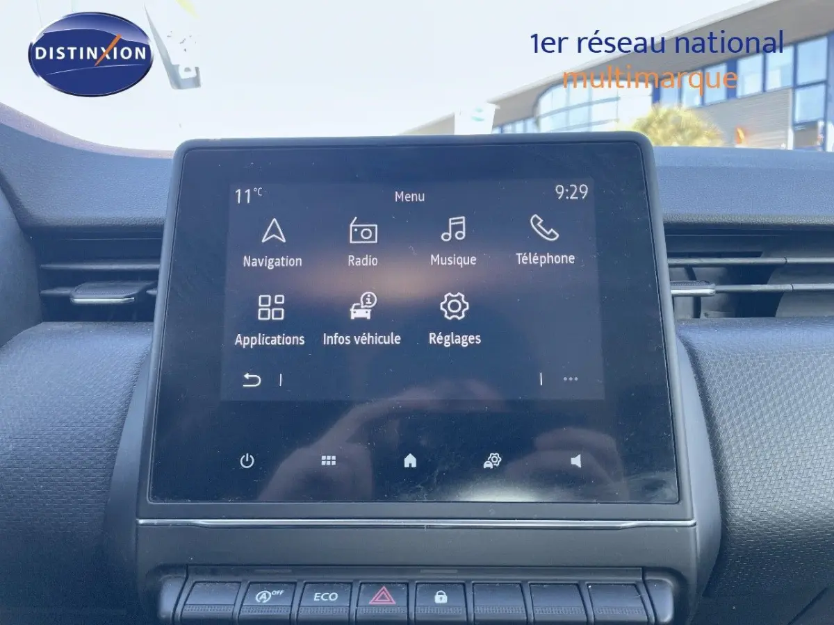 Écran tactile central affichant le menu multimédia dans l’habitacle d’une Renault Clio blanche de 2020.