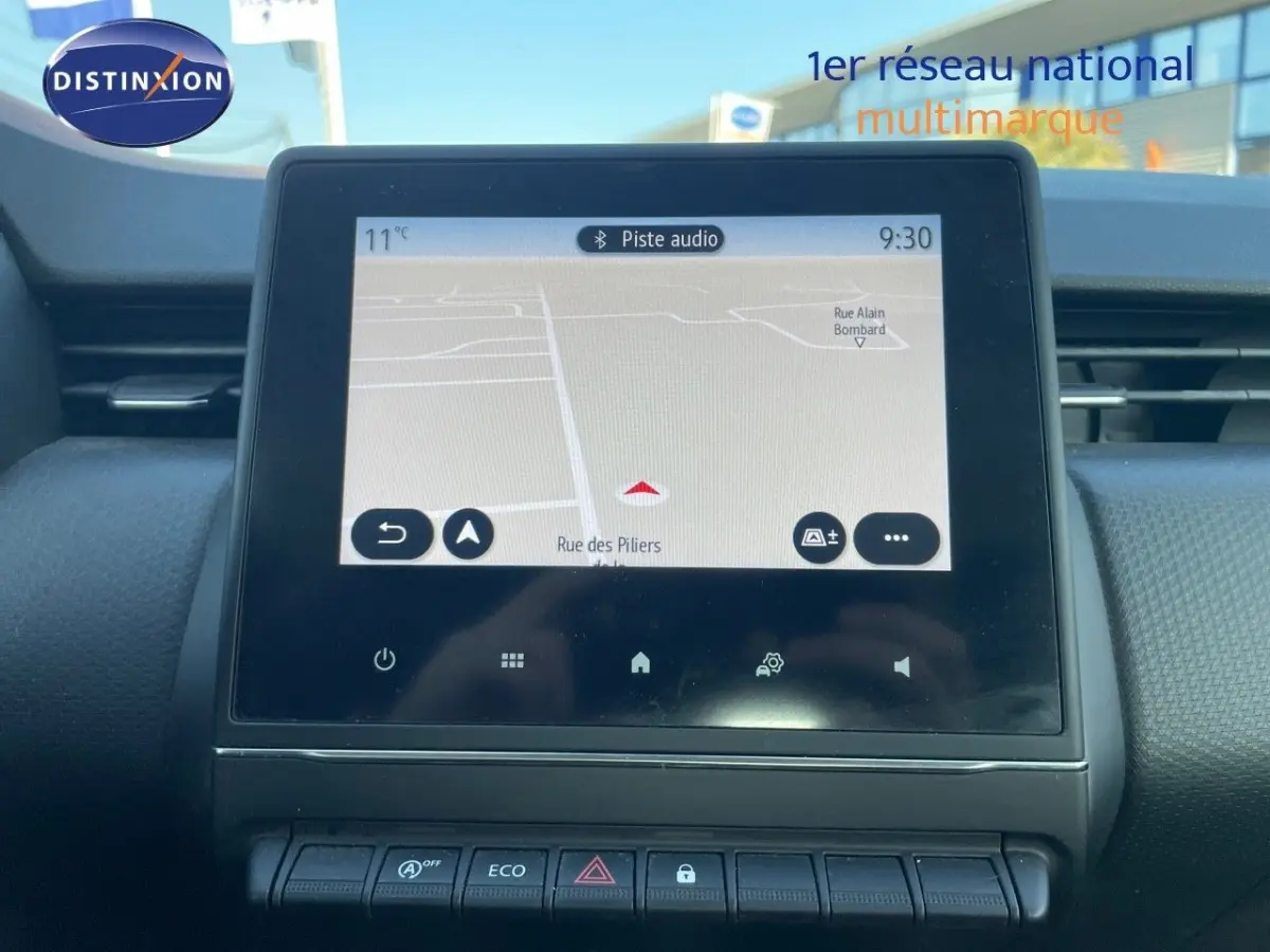 Écran tactile central affichant la navigation 3D dans l'habitacle d'une Renault Clio blanche de 2020.