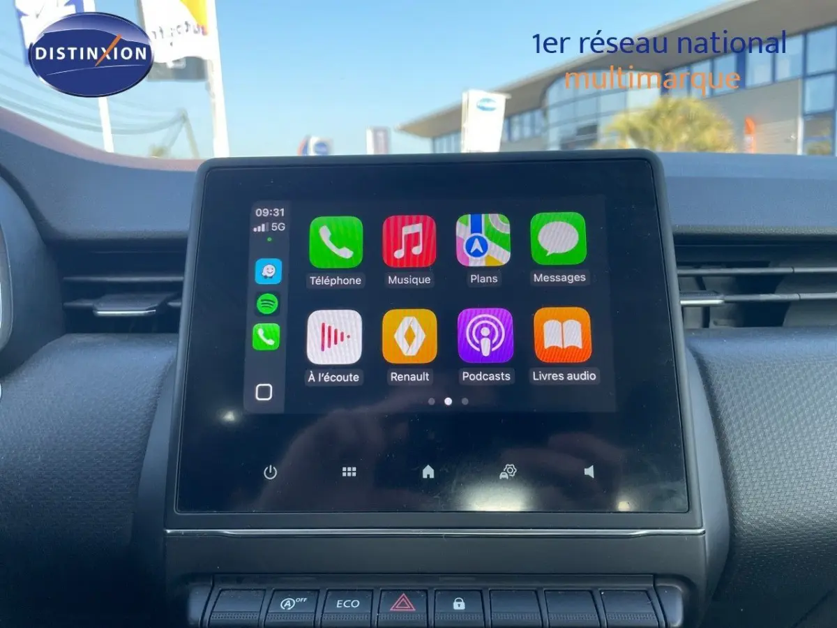Écran tactile central de la Renault Clio 2020 affichant les applications de navigation et multimédia en intérieur.