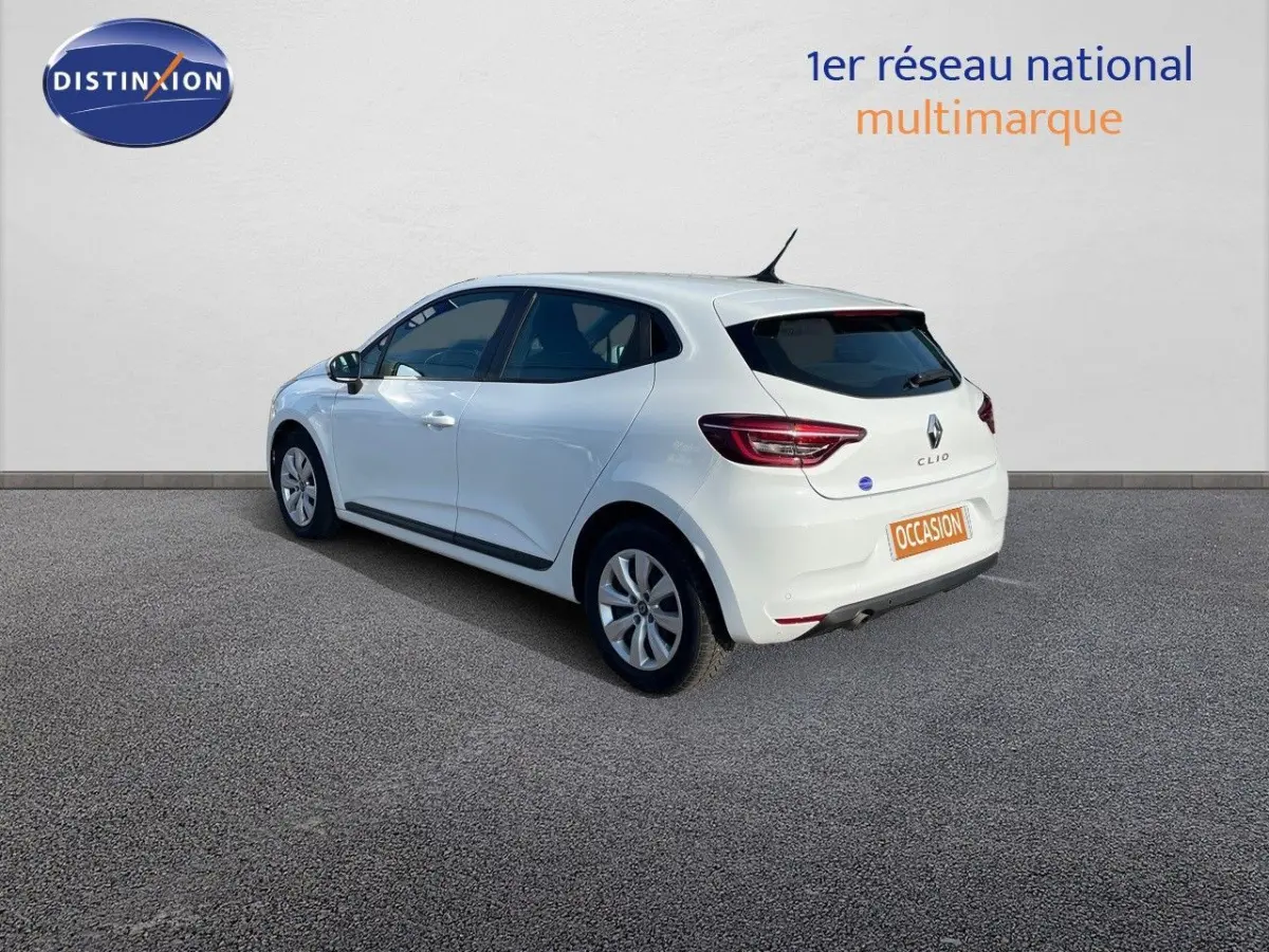 Renault Clio blanche vue en 3/4 arrière droit, avec feux arrière LED et jantes alliage simples.