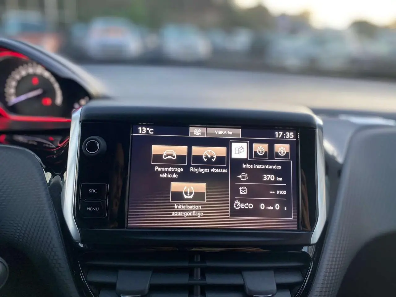 Vue intérieure centrée sur l'écran tactile du tableau de bord du Peugeot 2008 blanc GT Line de 2016.