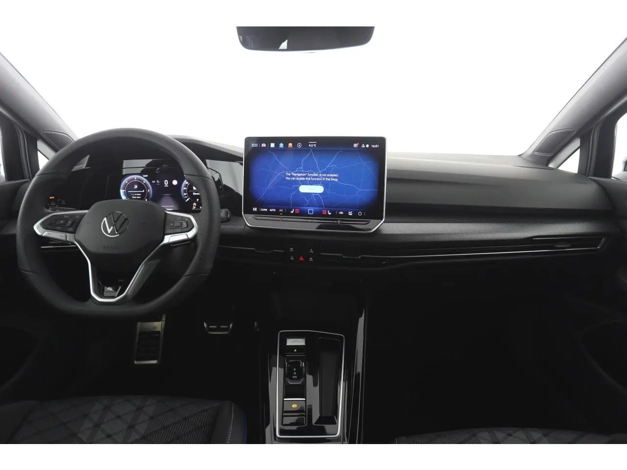 Vue intérieure frontale du tableau de bord et volant noir de la Volkswagen Golf VIII R-Line avec écran tactile central et console brillante.