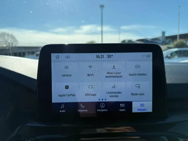 Écran tactile central du Ford Kuga 2024 affichant le menu Réglages, vue de face en intérieur.