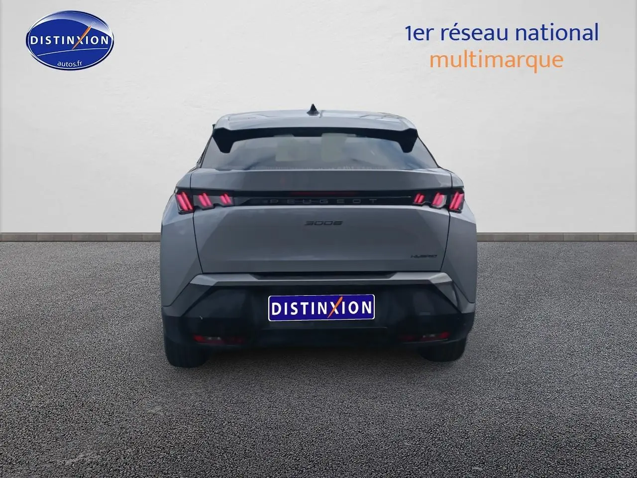Vue arrière d’un Peugeot 3008 gris Artense 2025 avec feux arrière LED et becquet noir distinctif.