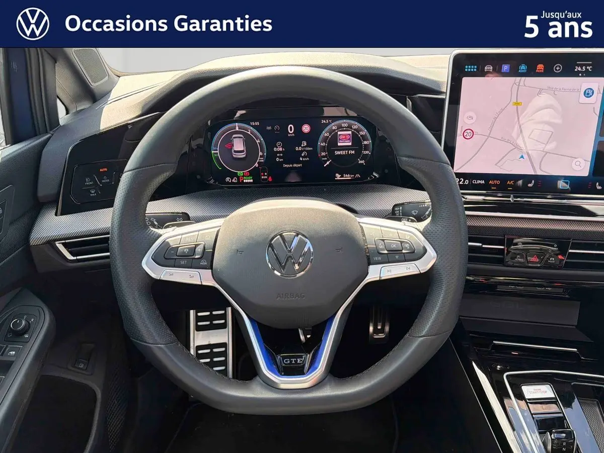 Vue intérieure centrée sur le volant sport cuir noir avec badge GTE et tableau de bord digital de la Volkswagen Golf 1.5 eHybrid 2025.