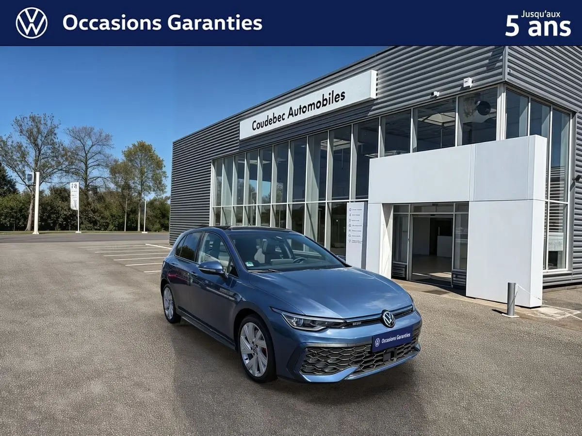 Volkswagen Golf 1.5 eHybrid bleue en 3/4 avant droit, avec jantes alliage 17'' et toit panoramique ouvert.