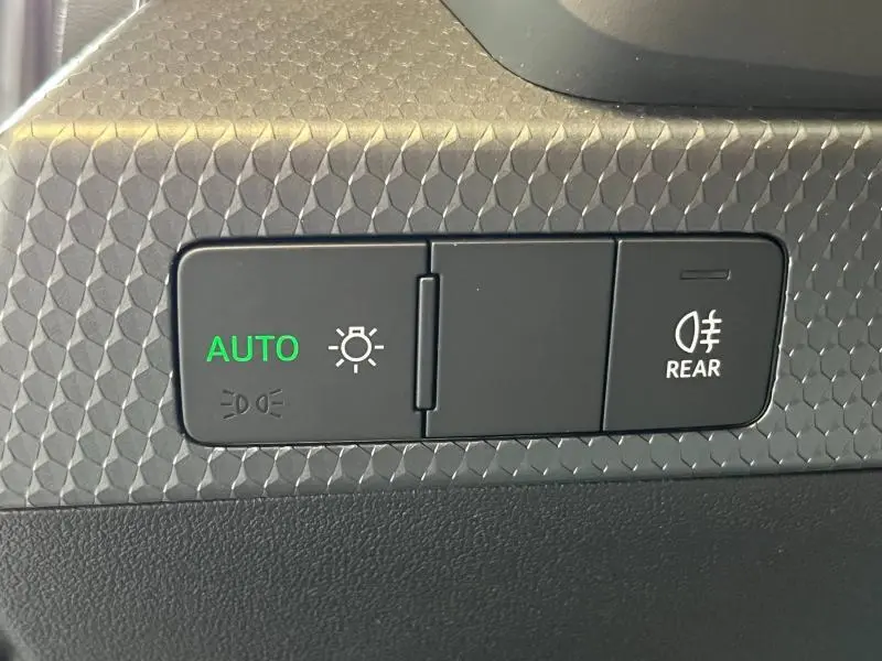 Gros plan sur les commandes d'éclairage avec finition noire texturée à l'intérieur d'une Audi A1 Sportback 2020.