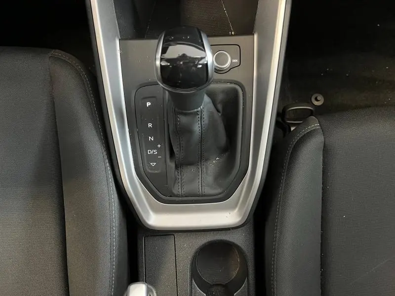Vue rapprochée du levier de vitesses automatique noir et argenté de l'Audi A1 Sportback 25 TFSI Business line, intérieur tissu noir.
