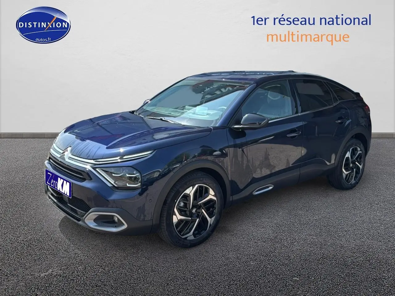 Citroën C4 2025 bleu eclipse vue 3/4 avant droit avec jantes alu et feux LED distinctifs.