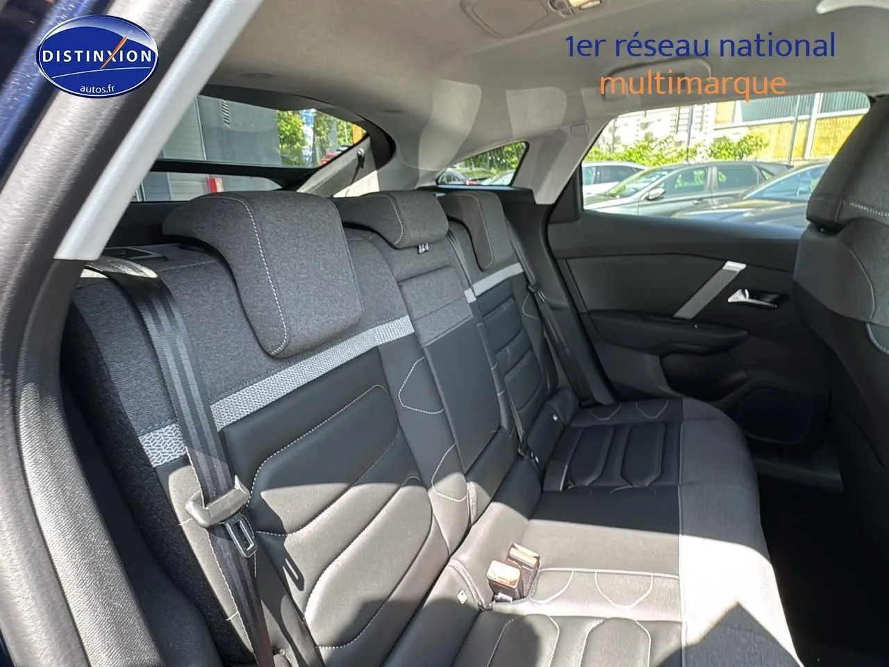 Vue intérieure arrière côté gauche de la banquette en tissu et cuir noir de la Citroën C4 1.5 BlueHDi 130 Max EAT8.