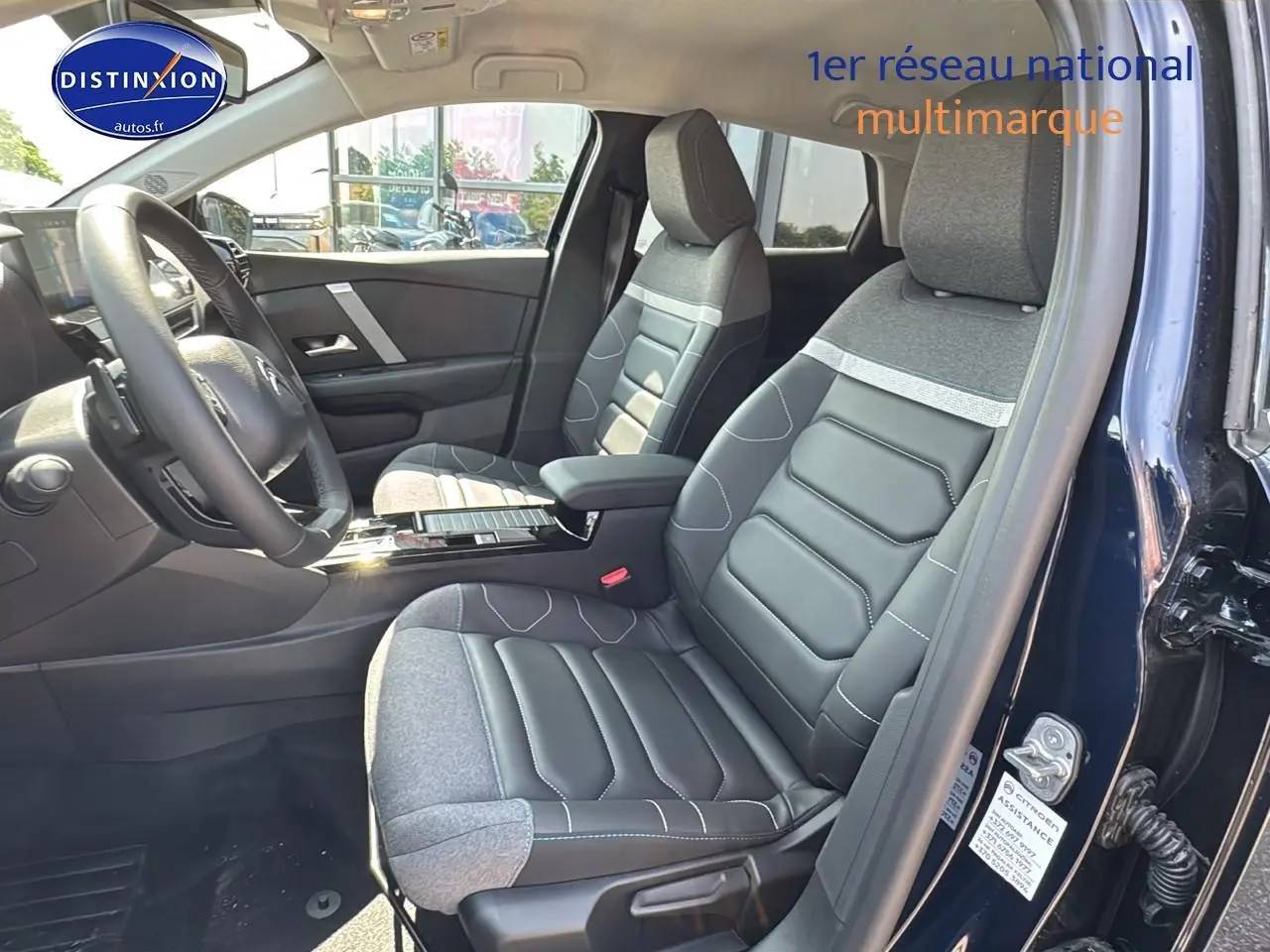 Intérieur avant droit de la Citroën C4 bleu eclipse, sièges bi-matière cuir et tissu avec accoudoir central.
