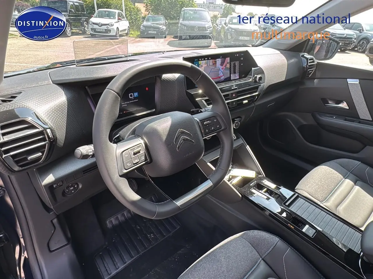Vue intérieure côté conducteur du poste de pilotage de la Citroën C4 1.5 BlueHDi 130 en finition 2025, avec volant cuir et écran tactile.