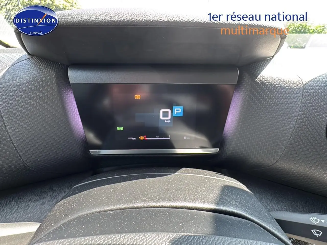 Affichage tête haute numérique de la Citroën C4 1.5 BlueHDi 130, vue intérieure centrée sur le tableau de bord.