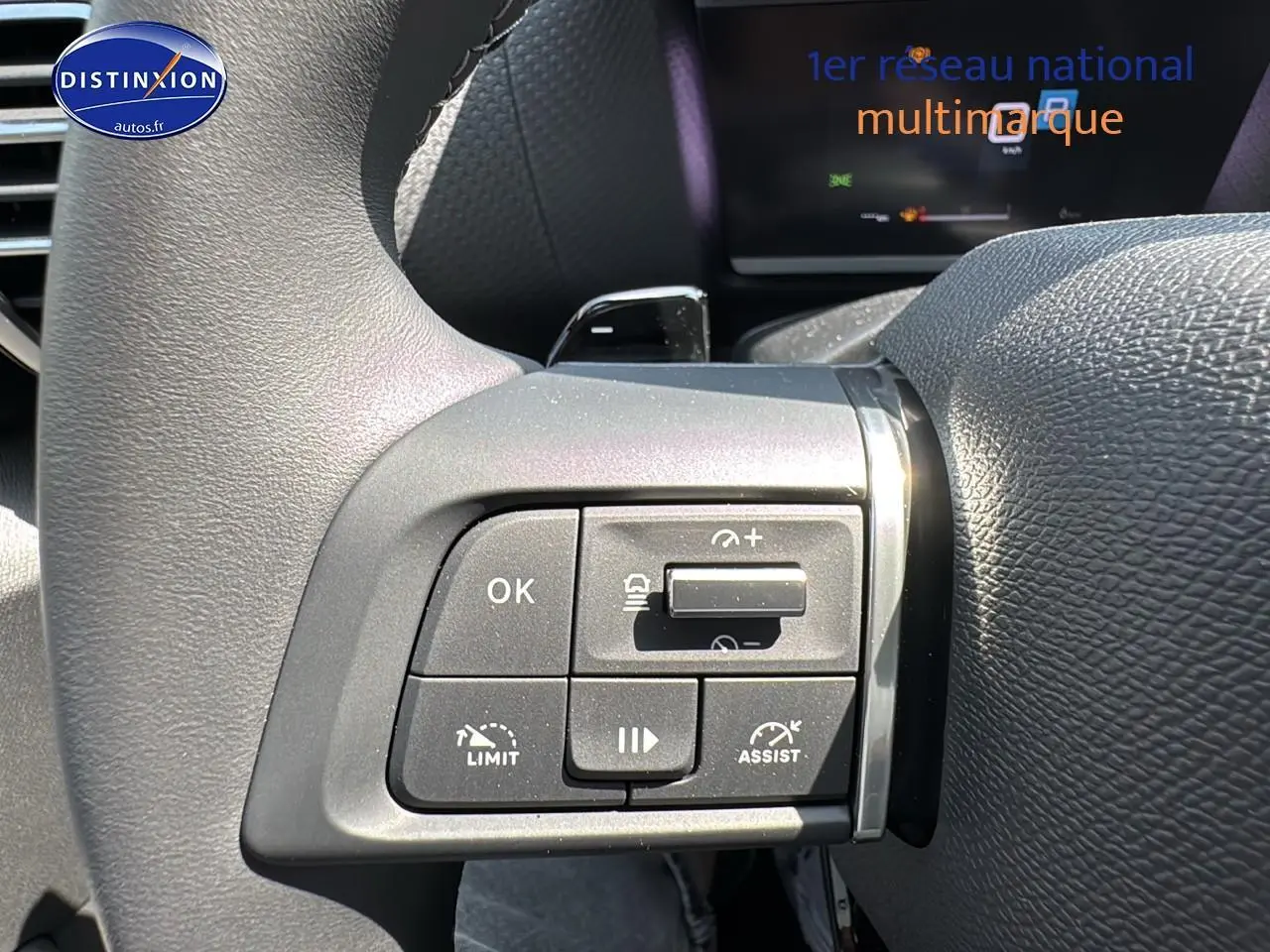 Gros plan sur les commandes multifonctions noires à gauche du volant cuir du Citroën C4 bleu Eclipse 2025.